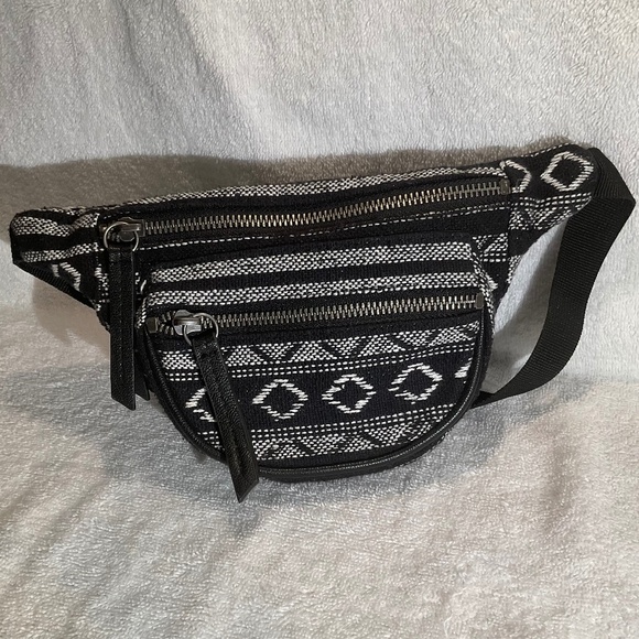 Forever 21 Black and White Belt Bag Fanny Pack - Picture 1 of 16